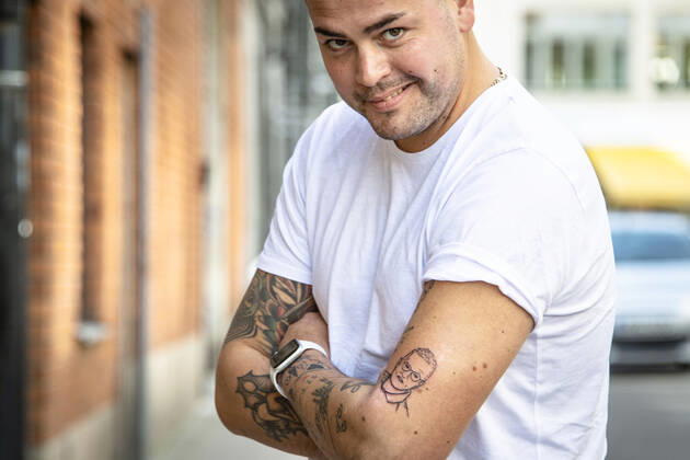 Gustav Lloyd Agerblad, 32, gets the face of Swedish State epidemiologist Anders Tegnell inked onto his arm by tattoo artist Yashay Rissanen Tastas at the Myndigheten the Authority tattoo parlor in Sodermalm in Stockholm, Sweden, April 27, 2020 Stockholm Sweden x2512x,  Copyright: xFERNVALLxLOTTE Aftonbladetx SWEDEN CORONA TATTOO