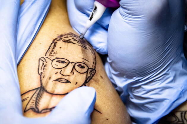 Gustav Lloyd Agerblad, 32, gets the face of Swedish State epidemiologist Anders Tegnell inked onto his arm by tattoo artist Yashay Rissanen Tastas at the Myndigheten the Authority tattoo parlor in Sodermalm in Stockholm, Sweden, April 27, 2020 Stockholm Sweden x2512x,  Copyright: xFERNVALLxLOTTE Aftonbladetx SWEDEN CORONA TATTOO