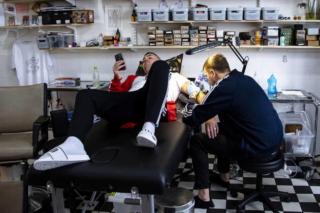 Gustav Lloyd Agerblad, 32, gets the face of Swedish State epidemiologist Anders Tegnell inked onto his arm by tattoo artist Yashay Rissanen Tastas at the Myndigheten the Authority tattoo parlor in Sodermalm in Stockholm, Sweden, April 27, 2020 Stockholm Sweden x2512x,  Copyright: xFERNVALLxLOTTE Aftonbladetx SWEDEN CORONA TATTOO