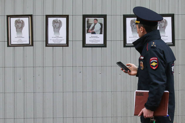 News Bilder des Tages ST PETERSBURG, RUSSIA - APRIL 28, 2020: A police officer by portraits of medical workers who died after contracting the novel coronavirus by the offices of St Petersburg s Healthcare Committee in Malaya Sadovaya Street. The wall of memory was created by St Petersburg resident Irina Maslova. Peter Kovalev TASS  TS0D752C