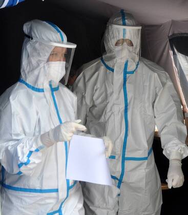 Coronavirus emergency, Medical doctors perform drive-in pharyngeal swab in car at Casa del Sole Hospital, to examine presence of contagion from Covid-19. (Ph.Alessandro Fucarini. Fotogramma, PALERMO - 2020-04-28) p.s. la foto e utilizzabile nel rispetto del contesto in cui e stata scattata, e senza intento diffamatorio del decoro delle persone rappresentate  Copyright: xPh.AlessandroxFucarini.x xFOTOGRAMMAx