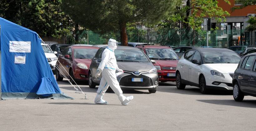 Coronavirus emergency, Medical doctors perform drive-in pharyngeal swab in car at Casa del Sole Hospital, to examine presence of contagion from Covid-19. (Ph.Alessandro Fucarini. Fotogramma, PALERMO - 2020-04-28) p.s. la foto e utilizzabile nel rispetto del contesto in cui e stata scattata, e senza intento diffamatorio del decoro delle persone rappresentate Copyright: xPh.AlessandroxFucarini.x xFOTOGRAMMAx
