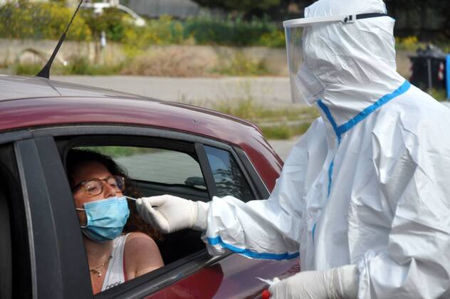 Coronavirus emergency, Medical doctors perform drive-in pharyngeal swab in car at Casa del Sole Hospital, to examine presence of contagion from Covid-19. (Ph.Alessandro Fucarini. Fotogramma, PALERMO - 2020-04-28) p.s. la foto e utilizzabile nel rispetto del contesto in cui e stata scattata, e senza intento diffamatorio del decoro delle persone rappresentate  Copyright: xPh.AlessandroxFucarini.x xFOTOGRAMMAx