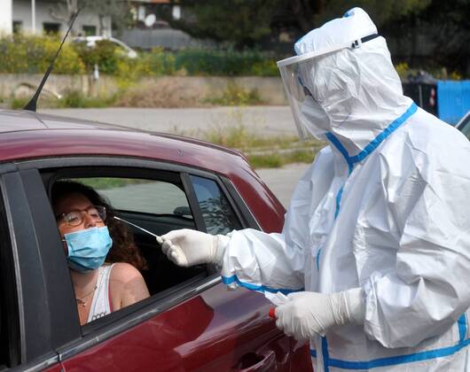 Coronavirus emergency, Medical doctors perform drive-in pharyngeal swab in car at Casa del Sole Hospital, to examine presence of contagion from Covid-19. (Ph.Alessandro Fucarini. Fotogramma, PALERMO - 2020-04-28) p.s. la foto e utilizzabile nel rispetto del contesto in cui e stata scattata, e senza intento diffamatorio del decoro delle persone rappresentate Copyright: xPh.AlessandroxFucarini.x xFOTOGRAMMAx