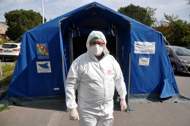 Coronavirus emergency, Medical doctors perform drive-in pharyngeal swab in car at Casa del Sole Hospital, to examine presence of contagion from Covid-19. (Ph.Alessandro Fucarini. Fotogramma, PALERMO - 2020-04-28) p.s. la foto e utilizzabile nel rispetto del contesto in cui e stata scattata, e senza intento diffamatorio del decoro delle persone rappresentate  Copyright: xPh.AlessandroxFucarini.x xFOTOGRAMMAx