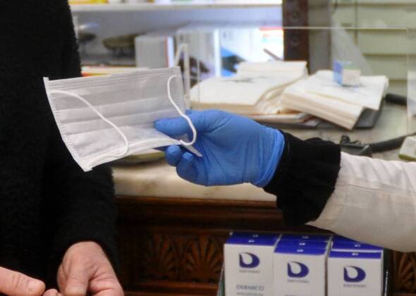 Coronavirus emergency, Medical doctors perform drive-in pharyngeal swab in car at Casa del Sole Hospital, to examine presence of contagion from Covid-19. gloves and masks (Ph.Alessandro Fucarini. Fotogramma, PALERMO - 2020-04-28) p.s. la foto e utilizzabile nel rispetto del contesto in cui e stata scattata, e senza intento diffamatorio del decoro delle persone rappresentate  Copyright: xPh.AlessandroxFucarini.x xFOTOGRAMMAx