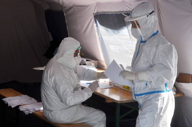 Coronavirus emergency, Medical doctors perform drive-in pharyngeal swab in car at Casa del Sole Hospital, to examine presence of contagion from Covid-19. (Ph.Alessandro Fucarini. Fotogramma, PALERMO - 2020-04-28) p.s. la foto e utilizzabile nel rispetto del contesto in cui e stata scattata, e senza intento diffamatorio del decoro delle persone rappresentate  Copyright: xPh.AlessandroxFucarini.x xFOTOGRAMMAx