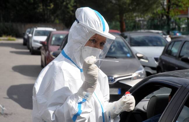Coronavirus emergency, Medical doctors perform drive-in pharyngeal swab in car at Casa del Sole Hospital, to examine presence of contagion from Covid-19. (Ph.Alessandro Fucarini. Fotogramma, PALERMO - 2020-04-28) p.s. la foto e utilizzabile nel rispetto del contesto in cui e stata scattata, e senza intento diffamatorio del decoro delle persone rappresentate  Copyright: xPh.AlessandroxFucarini.x xFOTOGRAMMAx