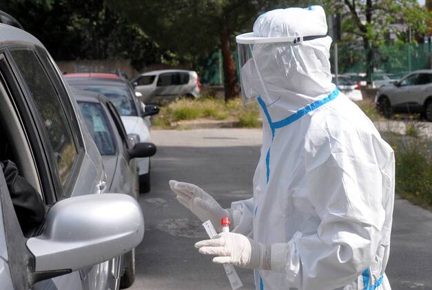 Coronavirus emergency, Medical doctors perform drive-in pharyngeal swab in car at Casa del Sole Hospital, to examine presence of contagion from Covid-19. (Ph.Alessandro Fucarini. Fotogramma, PALERMO - 2020-04-28) p.s. la foto e utilizzabile nel rispetto del contesto in cui e stata scattata, e senza intento diffamatorio del decoro delle persone rappresentate Copyright: xPh.AlessandroxFucarini.x xFOTOGRAMMAx