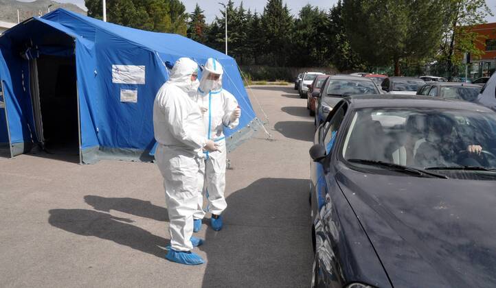 Coronavirus emergency, Medical doctors perform drive-in pharyngeal swab in car at Casa del Sole Hospital, to examine presence of contagion from Covid-19. (Ph.Alessandro Fucarini. Fotogramma, PALERMO - 2020-04-28) p.s. la foto e utilizzabile nel rispetto del contesto in cui e stata scattata, e senza intento diffamatorio del decoro delle persone rappresentate  Copyright: xPh.AlessandroxFucarini.x xFOTOGRAMMAx