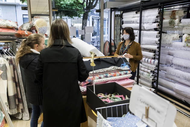 Chambery, France April 28, 2020 - Atmosphere during the reopening of the fabric store Charrire Paul Ets in the center of Chambery. Fabric stores are allowed to reopen to allow every French person who wants to get the raw materials they need to make masks, the government announced on Friday ECONOMIE, REOUVERTURE, REPRISE ECONOMIQUE, TISSU, FABRICATION DE MASQUES, CONFINEMENT, LEGISLATION, COVID19, PANDEMIE, CORONAVIRUS, SAVOIE, PME, ENTREPRISE FAMILIALE, MAGASIN DE TISSU, MERCERIE, TEXTILE, VENTE AU DETAIL, BOUTIQUE, VENDEUSE, FABRIQUER SON MASQUE EN TISSU, DECRET, COMMERCANTS, EMPLOI, TRAVAIL, CRISE ECONOMIQUE, MATIERES PREMIERES, TISSUS, COUTURE, COUDRE, FAIT MAISON, TISSUS CHARRIERE Copyright: xVincentxIsorex