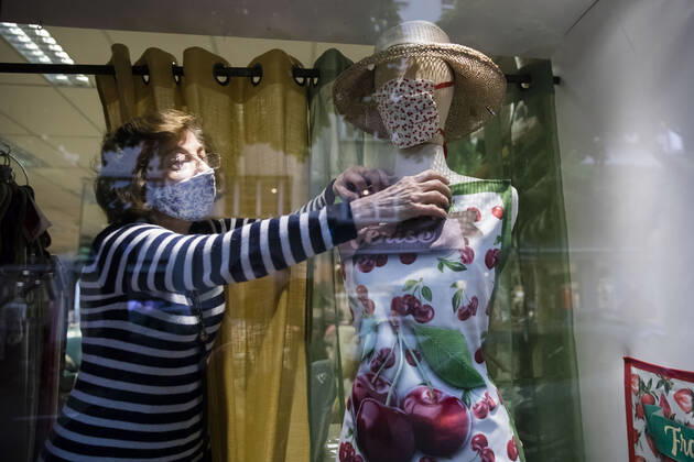 Chambery, France April 28, 2020 - Atmosphere during the reopening of the fabric store Charrire Paul Ets in the center of Chambery. Fabric stores are allowed to reopen to allow every French person who wants to get the raw materials they need to make masks, the government announced on Friday ECONOMIE, REOUVERTURE, REPRISE ECONOMIQUE, TISSU, FABRICATION DE MASQUES, CONFINEMENT, LEGISLATION, COVID19, PANDEMIE, CORONAVIRUS, SAVOIE, PME, ENTREPRISE FAMILIALE, MAGASIN DE TISSU, MERCERIE, TEXTILE, VENTE AU DETAIL, BOUTIQUE, VENDEUSE, FABRIQUER SON MASQUE EN TISSU, DECRET, COMMERCANTS, EMPLOI, TRAVAIL, CRISE ECONOMIQUE, MATIERES PREMIERES, TISSUS, COUTURE, COUDRE, FAIT MAISON, TISSUS CHARRIERE Copyright: xVincentxIsorex