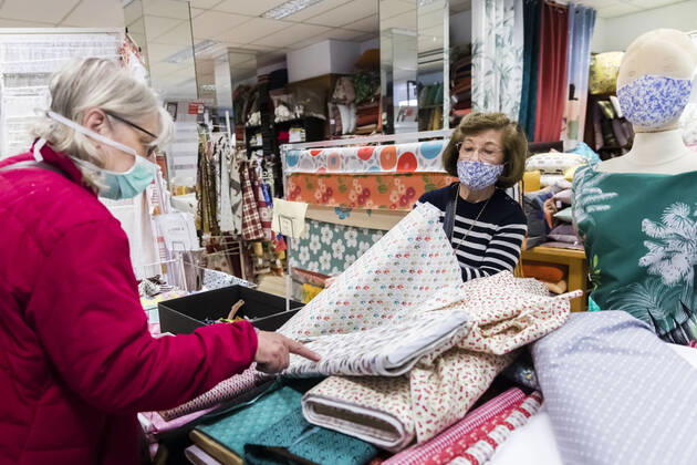 Chambery, France April 28, 2020 - Atmosphere during the reopening of the fabric store Charrire Paul Ets in the center of Chambery. Fabric stores are allowed to reopen to allow every French person who wants to get the raw materials they need to make masks, the government announced on Friday ECONOMIE, REOUVERTURE, REPRISE ECONOMIQUE, TISSU, FABRICATION DE MASQUES, CONFINEMENT, LEGISLATION, COVID19, PANDEMIE, CORONAVIRUS, SAVOIE, PME, ENTREPRISE FAMILIALE, MAGASIN DE TISSU, MERCERIE, TEXTILE, VENTE AU DETAIL, BOUTIQUE, VENDEUSE, FABRIQUER SON MASQUE EN TISSU, DECRET, COMMERCANTS, EMPLOI, TRAVAIL, CRISE ECONOMIQUE, MATIERES PREMIERES, TISSUS, COUTURE, COUDRE, FAIT MAISON, TISSUS CHARRIERE Copyright: xVincentxIsorex