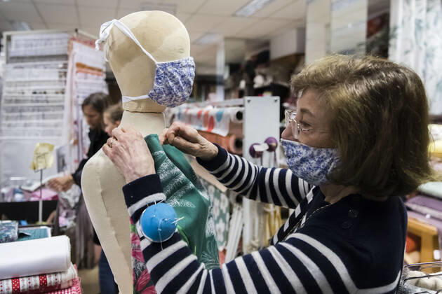 Chambery, France April 28, 2020 - Atmosphere during the reopening of the fabric store Charrire Paul Ets in the center of Chambery. Fabric stores are allowed to reopen to allow every French person who wants to get the raw materials they need to make masks, the government announced on Friday ECONOMIE, REOUVERTURE, REPRISE ECONOMIQUE, TISSU, FABRICATION DE MASQUES, CONFINEMENT, LEGISLATION, COVID19, PANDEMIE, CORONAVIRUS, SAVOIE, PME, ENTREPRISE FAMILIALE, MAGASIN DE TISSU, MERCERIE, TEXTILE, VENTE AU DETAIL, BOUTIQUE, VENDEUSE, FABRIQUER SON MASQUE EN TISSU, DECRET, COMMERCANTS, EMPLOI, TRAVAIL, CRISE ECONOMIQUE, MATIERES PREMIERES, TISSUS, COUTURE, COUDRE, FAIT MAISON, TISSUS CHARRIERE Copyright: xVincentxIsorex