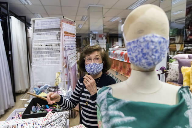 Chambery, France April 28, 2020 - Atmosphere during the reopening of the fabric store Charrire Paul Ets in the center of Chambery. Fabric stores are allowed to reopen to allow every French person who wants to get the raw materials they need to make masks, the government announced on Friday ECONOMIE, REOUVERTURE, REPRISE ECONOMIQUE, TISSU, FABRICATION DE MASQUES, CONFINEMENT, LEGISLATION, COVID19, PANDEMIE, CORONAVIRUS, SAVOIE, PME, ENTREPRISE FAMILIALE, MAGASIN DE TISSU, MERCERIE, TEXTILE, VENTE AU DETAIL, BOUTIQUE, VENDEUSE, FABRIQUER SON MASQUE EN TISSU, DECRET, COMMERCANTS, EMPLOI, TRAVAIL, CRISE ECONOMIQUE, MATIERES PREMIERES, TISSUS, COUTURE, COUDRE, FAIT MAISON, TISSUS CHARRIERE Copyright: xVincentxIsorex