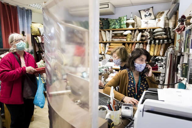 Chambery, France April 28, 2020 - Atmosphere during the reopening of the fabric store Charrire Paul Ets in the center of Chambery. Fabric stores are allowed to reopen to allow every French person who wants to get the raw materials they need to make masks, the government announced on Friday ECONOMIE, REOUVERTURE, REPRISE ECONOMIQUE, TISSU, FABRICATION DE MASQUES, CONFINEMENT, LEGISLATION, COVID19, PANDEMIE, CORONAVIRUS, SAVOIE, PME, ENTREPRISE FAMILIALE, MAGASIN DE TISSU, MERCERIE, TEXTILE, VENTE AU DETAIL, BOUTIQUE, VENDEUSE, FABRIQUER SON MASQUE EN TISSU, DECRET, COMMERCANTS, EMPLOI, TRAVAIL, CRISE ECONOMIQUE, MATIERES PREMIERES, TISSUS, COUTURE, COUDRE, FAIT MAISON, TISSUS CHARRIERE Copyright: xVincentxIsorex