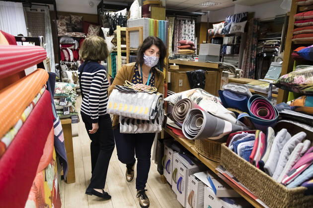 Chambery, France April 28, 2020 - Atmosphere during the reopening of the fabric store Charrire Paul Ets in the center of Chambery. Fabric stores are allowed to reopen to allow every French person who wants to get the raw materials they need to make masks, the government announced on Friday ECONOMIE, REOUVERTURE, REPRISE ECONOMIQUE, TISSU, FABRICATION DE MASQUES, CONFINEMENT, LEGISLATION, COVID19, PANDEMIE, CORONAVIRUS, SAVOIE, PME, ENTREPRISE FAMILIALE, MAGASIN DE TISSU, MERCERIE, TEXTILE, VENTE AU DETAIL, BOUTIQUE, VENDEUSE, FABRIQUER SON MASQUE EN TISSU, DECRET, COMMERCANTS, EMPLOI, TRAVAIL, CRISE ECONOMIQUE, MATIERES PREMIERES, TISSUS, COUTURE, COUDRE, FAIT MAISON, TISSUS CHARRIERE Copyright: xVincentxIsorex
