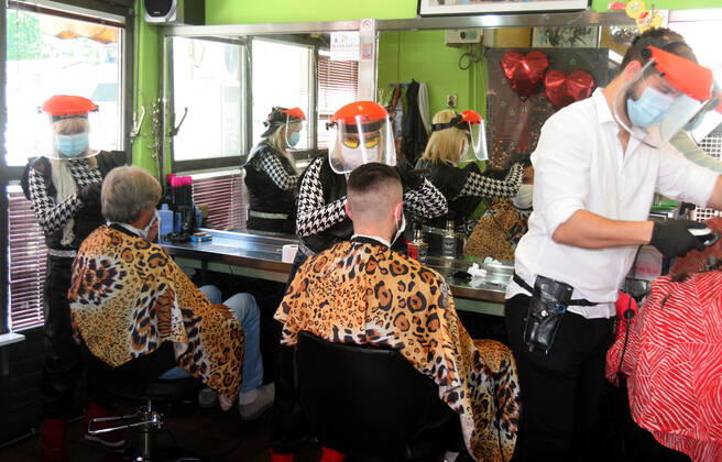 News Bilder des Tages 28.04.2020 Belgrade(Serbia) Coronavirus Covid-19 Life loosening measures Friseur hair stylist studio Goca Gotza open after 43 days state of emergency.Friseours Gordana,Sladjana and Nikola working with new protection masks and vizir visor made of plexiglass. 