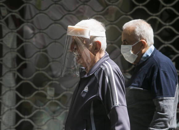 Pedestrians wearing protective face shields amid the ongoing covid-19 pandemic. Lebanon s cabinet has extended the lockdown measures until the 10th May as the country faces a deepening economic crisis and growing protests over worsening living standards. Where: Beirut, Lebanon When: 28 Apr 2020 Credit: Amer Ghazzal Cover Images Copyright: xx 40471142 EDITORIAL USE ONLY. NOT FOR USE BY NEWSPAPERS BASED IN THE UK.