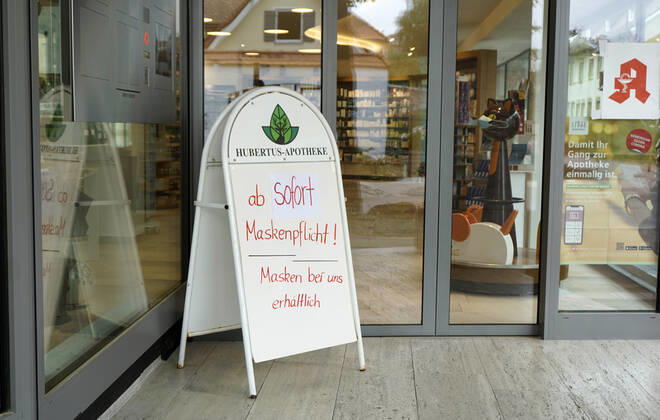 28.04.2020, Ausgangsbeschränkungen wegen Corona-Virus-Pandemie in Bad Wörishofen, Schild an einer Apotheke in der Fußgängerzone: Ab sofort Maskenpflicht, Masken bei uns erhältlich! 28.04.2020, Einzelhandel wegen Corona-Virus eingeschränkt 28.04.2020, Einzelhandel wegen Corona-Virus eingeschränkt