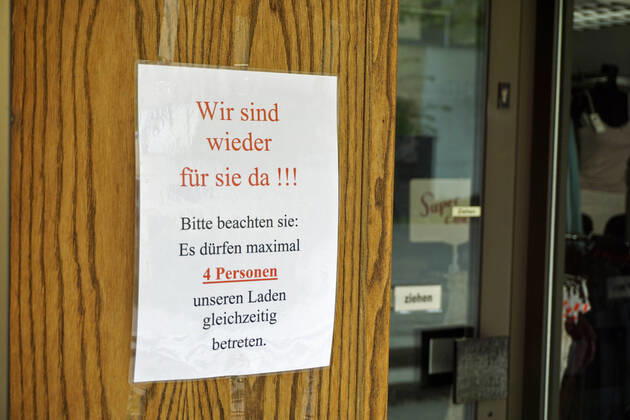 28.04.2020, Gelockerte Ausgangsbeschränkungen wegen Corona-Virus-Pandemie in Bad Wörishofen, Schild an einem Laden: Wir sind wieder für Sie da! Bitte nur 4 Personen gleichzeitig im Laden. 28.04.2020, Einzelhandel wegen Corona-Virus eingeschränkt 28.04.2020, Einzelhandel wegen Corona-Virus eingeschränkt