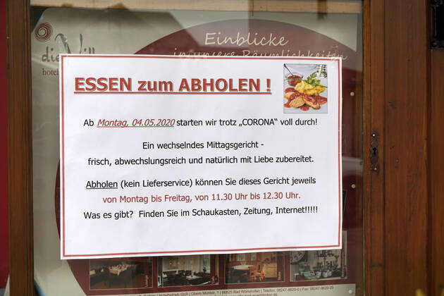28.04.2020, Gelockerte Ausgangsbeschränkungen wegen Corona-Virus-Pandemie in Bad Wörishofen, Schild an einem Restaurant: Essen zum Abholen, trotz Corona starten wir voll durch! 28.04.2020, Einzelhandel wegen Corona-Virus eingeschränkt 28.04.2020, Einzelhandel wegen Corona-Virus eingeschränkt