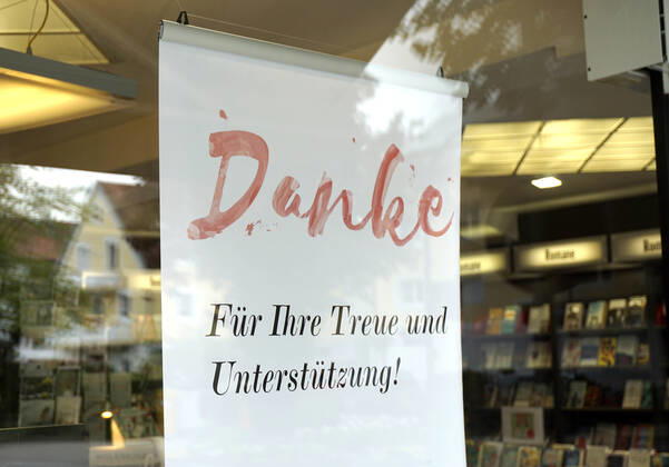 28.04.2020, Gelockerte Ausgangsbeschränkungen wegen Corona-Virus-Pandemie in Bad Wörishofen, Schild an einem Buchladen: DANKE für Ihre Treue und Unterstützung! 28.04.2020, Einzelhandel wegen Corona-Virus eingeschränkt 28.04.2020, Einzelhandel wegen Corona-Virus eingeschränkt
