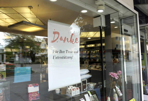 28.04.2020, Gelockerte Ausgangsbeschränkungen wegen Corona-Virus-Pandemie in Bad Wörishofen, Schild an einem Buchladen: DANKE für Ihre Treue und Unterstützung! 28.04.2020, Einzelhandel wegen Corona-Virus eingeschränkt 28.04.2020, Einzelhandel wegen Corona-Virus eingeschränkt