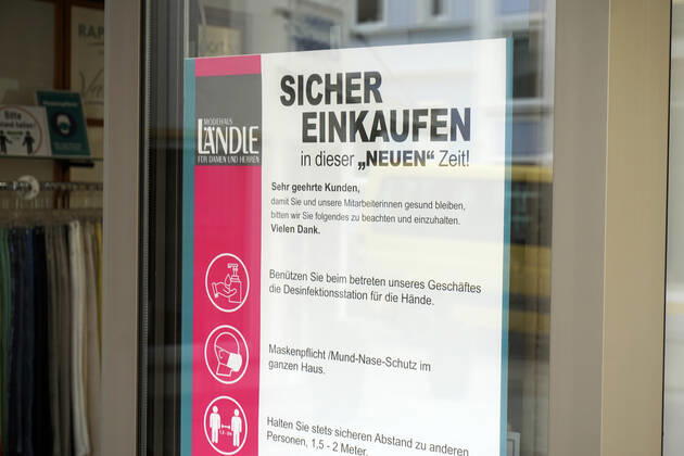 28.04.2020, Gelockerte Ausgangsbeschränkungen wegen Corona-Virus-Pandemie in Bad Wörishofen, Schild an einem Modeladen: Sicher Einkaufen in dieser Neuen Zeit! Danach folgen die Massnahmen wie Abstand halten und Mund-Nase-Schutz. 28.04.2020, Einzelhandel wegen Corona-Virus eingeschränkt 28.04.2020, Einzelhandel wegen Corona-Virus eingeschränkt
