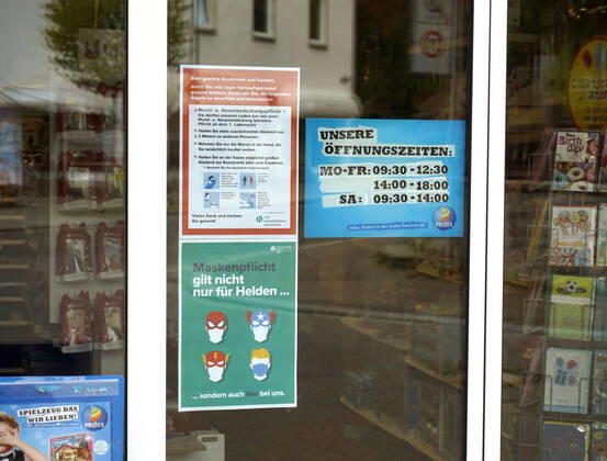 28.04.2020, Gelockerte Ausgangsbeschränkungen wegen Corona-Virus-Pandemie in Bad Wörishofen, Schild an einem Spielzeugladen: Maskenpflicht gilt nicht nur für Helden... 28.04.2020, Einzelhandel wegen Corona-Virus eingeschränkt 28.04.2020, Einzelhandel wegen Corona-Virus eingeschränkt