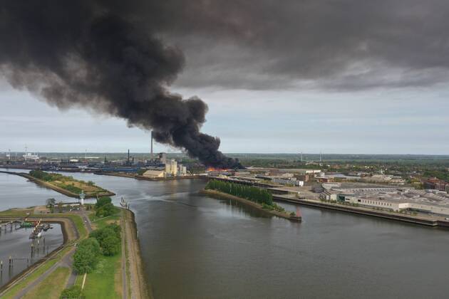 Bilder des Jahres 2020, News 04 April News Themen der Woche KW18 News Bilder des Tages News Aktuelles Zeitgeschehen: Großfeuer in Bremen Industriehafen Luftaufnahme Bremen. Luftaufnahme vom Bremer Industriehafen in dem ein Großfeuer am Vormittag ausgebrochen ist. Das Lager eines Holzhandels steht in Flammen. Die Rauchwolke ist noch 35 Kilometer entfernt sichtbar. Rauchwolke, Überseestadt, Feuer, bremen, industriehafen, Großbrand, Feuerwehr, Feuer, Brand, Notruf, 112, Rettungsdienst, Polizei Copyright: xDieVideomanufakturx