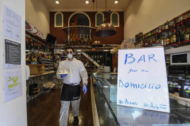 Bartender is on his way to deliver coffee in Naples, after the lockdown due to Government Decree declaring all of Italy a protected area to combat Covid-19 - Coronavirus infection. A new Government Decree has established rules for gradually reopening economic and social activities from today.  Copyright: xSalvatorexLaporta KONTROLABx xIPx xx
