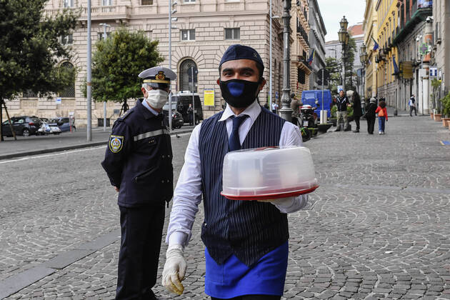 Bartender is on his way to deliver coffee in Naples, after the lockdown due to Government Decree declaring all of Italy a protected area to combat Covid-19 - Coronavirus infection. A new Government Decree has established rules for gradually reopening economic and social activities from today.  Copyright: xSalvatorexLaporta KONTROLABx xIPx xx