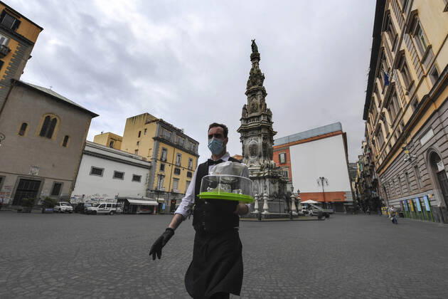 Bartender is on his way to deliver coffee in Naples, after the lockdown due to Government Decree declaring all of Italy a protected area to combat Covid-19 - Coronavirus infection. A new Government Decree has established rules for gradually reopening economic and social activities from today.  Copyright: xSalvatorexLaporta KONTROLABx xIPx xx