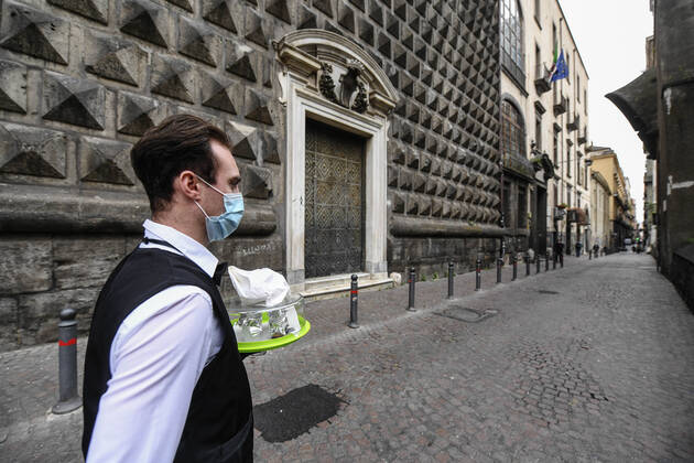 Bartender is on his way to deliver coffee in Naples, after the lockdown due to Government Decree declaring all of Italy a protected area to combat Covid-19 - Coronavirus infection. A new Government Decree has established rules for gradually reopening economic and social activities from today.  Copyright: xSalvatorexLaporta KONTROLABx xIPx xx