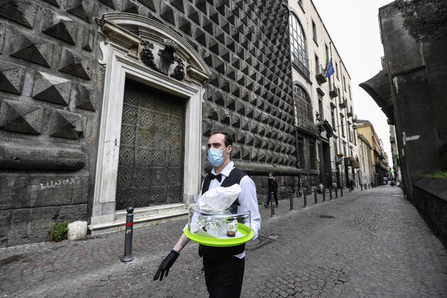 Bartender is on his way to deliver coffee in Naples, after the lockdown due to Government Decree declaring all of Italy a protected area to combat Covid-19 - Coronavirus infection. A new Government Decree has established rules for gradually reopening economic and social activities from today.  Copyright: xSalvatorexLaporta KONTROLABx xIPx xx
