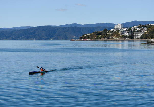 News Bilder des Tages (200428) -- WELLINGTON, April 28, 2020 -- A man enjoys kayaking on the sea in Wellington, New Zealand, April 28, 2020. New Zealand moved from Alert Level 4 to Alert Level 3 on Tuesday and will stay for at least two weeks at Level 3 before a further review and Alert Level decision on May 11. ) NEW ZEALAND-WELLINGTON-COVID-19-ALERT LEVEL GuoxLei 