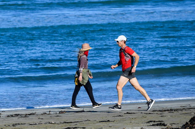 (200428) -- WELLINGTON, April 28, 2020 -- People exercise on a beach in Wellington, New Zealand, April 28, 2020. New Zealand moved from Alert Level 4 to Alert Level 3 on Tuesday and will stay for at least two weeks at Level 3 before a further review and Alert Level decision on May 11. ) NEW ZEALAND-WELLINGTON-COVID-19-ALERT LEVEL GuoxLei 