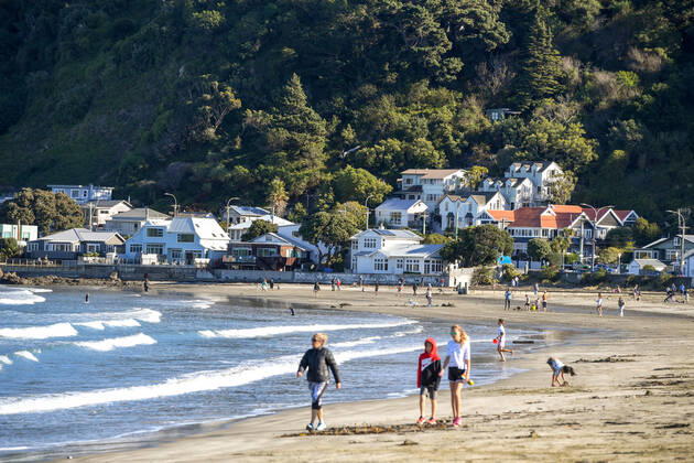 (200428) -- WELLINGTON, April 28, 2020 -- People walk on a beach in Wellington, New Zealand, April 28, 2020. New Zealand moved from Alert Level 4 to Alert Level 3 on Tuesday and will stay for at least two weeks at Level 3 before a further review and Alert Level decision on May 11. ) NEW ZEALAND-WELLINGTON-COVID-19-ALERT LEVEL GuoxLei 