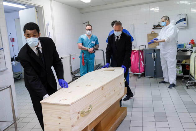 Coronavirus en France: reportage au sein de l Hôpital Sainte Camille. Inside Sainte Camille Hospital. 36 h en immersion a l Hopital Sainte Camille de Bry sur Marne - Morgue et transfert des corps pris en charge par les pompes funebres 254760 2020-04-22 France  Copyright: xFranckxCastel MPPx STAR_254760_022