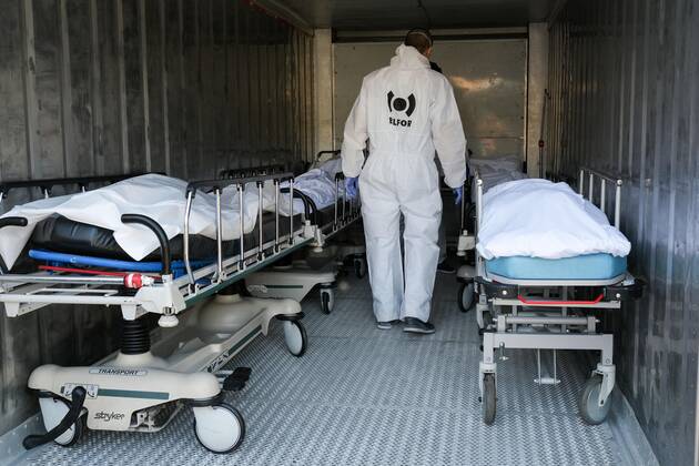 Coronavirus en France: reportage au sein de l Hôpital Sainte Camille. Inside Sainte Camille Hospital. 36 h en immersion a l Hopital Sainte Camille de Bry sur Marne - Morgue et transfert des corps pris en charge par les pompes funebres 254760 2020-04-22 France  Copyright: xFranckxCastel MPPx STAR_254760_023