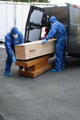 Coronavirus en France: reportage au sein de l Hôpital Sainte Camille. Inside Sainte Camille Hospital. 36 h en immersion a l Hopital Sainte Camille de Bry sur Marne - Morgue et transfert des corps pris en charge par les pompes funebres 254760 2020-04-22 France  Copyright: xFranckxCastel MPPx STAR_254760_024