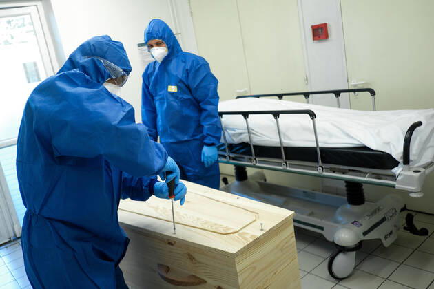 Coronavirus en France: reportage au sein de l Hôpital Sainte Camille. Inside Sainte Camille Hospital. 36 h en immersion a l Hopital Sainte Camille de Bry sur Marne - Morgue et transfert des corps pris en charge par les pompes funebres 254760 2020-04-22 France  Copyright: xFranckxCastel MPPx STAR_254760_025