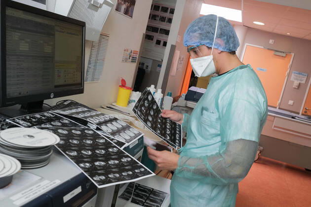 Coronavirus en France: reportage au sein de l Hôpital Sainte Camille. Inside Sainte Camille Hospital. 36 h en immersion a l Hopital Sainte Camille de Bry sur Marne - sevice Radiographie 254760 2020-04-22 France  Copyright: xFranckxCastel MPPx STAR_254760_028