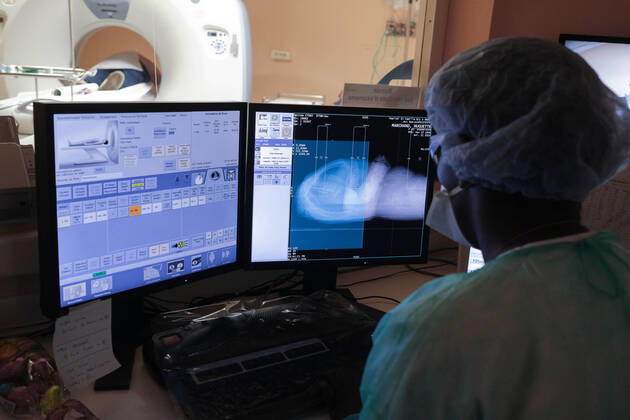 Coronavirus en France: reportage au sein de l Hôpital Sainte Camille. Inside Sainte Camille Hospital. 36 h en immersion a l Hopital Sainte Camille de Bry sur Marne - sevice Radiographie 254760 2020-04-22 France  Copyright: xFranckxCastel MPPx STAR_254760_033