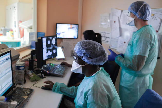 Coronavirus en France: reportage au sein de l Hôpital Sainte Camille. Inside Sainte Camille Hospital. 254760 2020-04-22 France  Copyright: xFranckxCastel MPPx STAR_254760_040