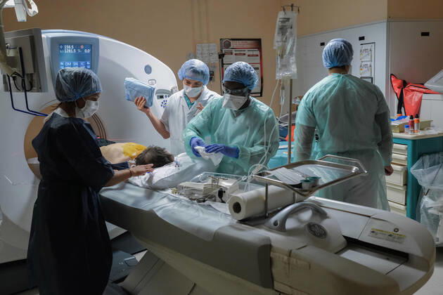 Coronavirus en France: reportage au sein de l Hôpital Sainte Camille. Inside Sainte Camille Hospital. 36 h en immersion a l Hopital Sainte Camille de Bry sur Marne - sevice Radiographie 254760 2020-04-22 France  Copyright: xFranckxCastel MPPx STAR_254760_042