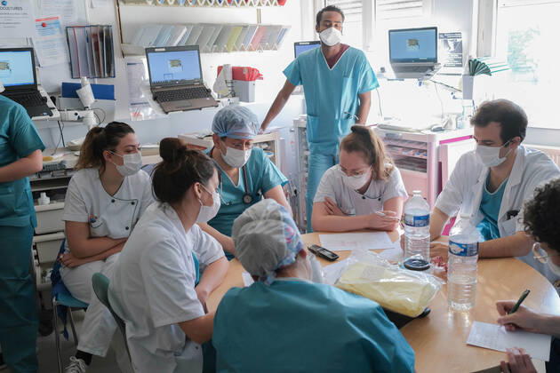 Coronavirus en France: reportage au sein de l Hôpital Sainte Camille. Inside Sainte Camille Hospital. 36 h en immersion a l Hopital Sainte Camille de Bry sur Marne - Le service de Docteur Majid SI HOCINE reçoit des patients touchés par le Covid 19 254760 2020-04-23 France  Copyright: xFranckxCastel MPPx STAR_254760_043