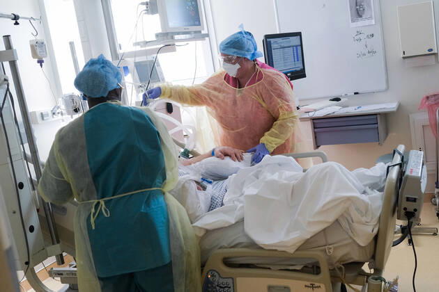 Coronavirus en France: reportage au sein de l Hôpital Sainte Camille. Inside Sainte Camille Hospital. 36 h en immersion a l Hopital Sainte Camille de Bry sur Marne - Service de reanimation de l hopital 254760 2020-04-23 France  Copyright: xFranckxCastel MPPx STAR_254760_049