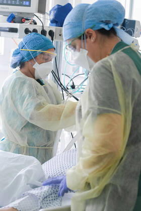 Coronavirus en France: reportage au sein de l Hôpital Sainte Camille. Inside Sainte Camille Hospital. 36 h en immersion a l Hopital Sainte Camille de Bry sur Marne - Service de reanimation de l hopital 254760 2020-04-23 France  Copyright: xFranckxCastel MPPx STAR_254760_050